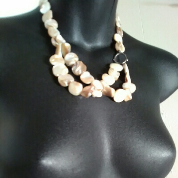 Jewelry - VINTAGE SHELL NECKLACE